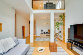6 Mi to Lake Washington Sleek Townhome with Deck!